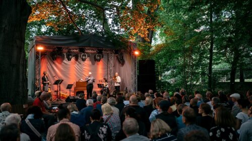 Das Ensemble ThüringenBarock musiziert auf der Bühne am Baumsaal.